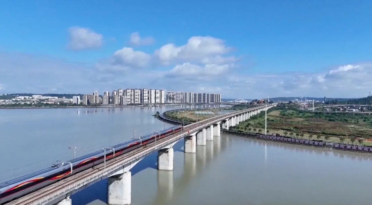 🚝Железные дороги Китая обновили исторический рекорд 

За первые пять месяцев года пассажиропоток вы