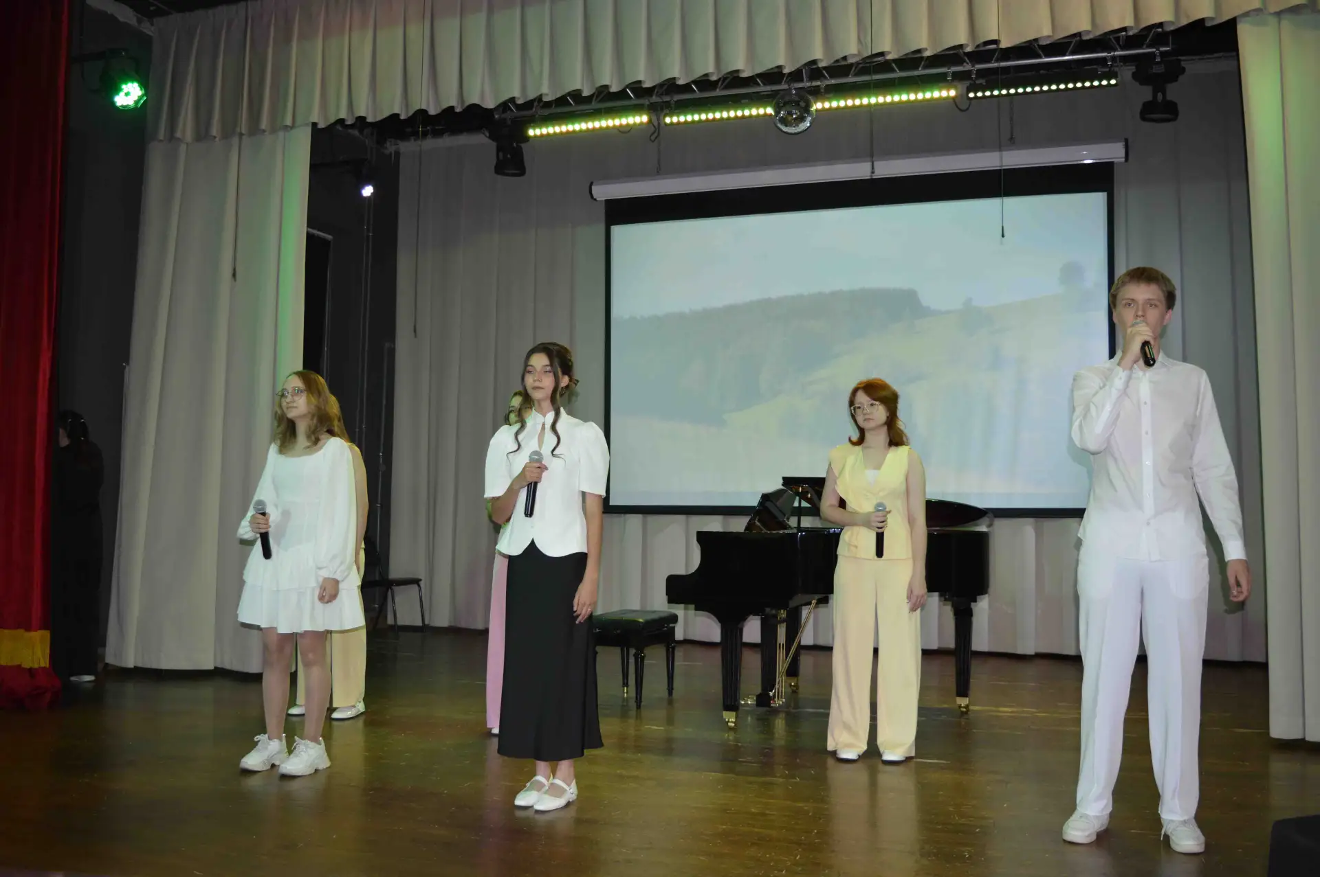 В детской школе искусств «Фантазия» прошёл торжественный выпускной вечер. Мероприятие стало ярким пр