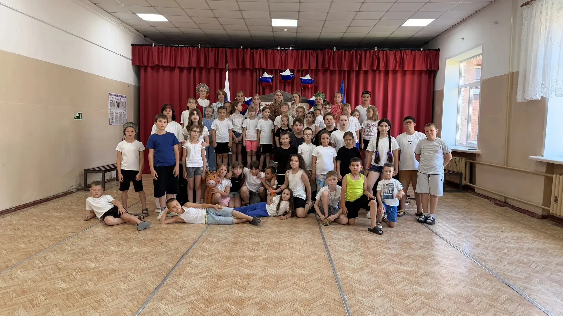 🇷🇺Наш "Светлячок" зажегся яркими красками Дня России!🇷🇺

🤗Сегодня в пришкольном лагере "Светляч