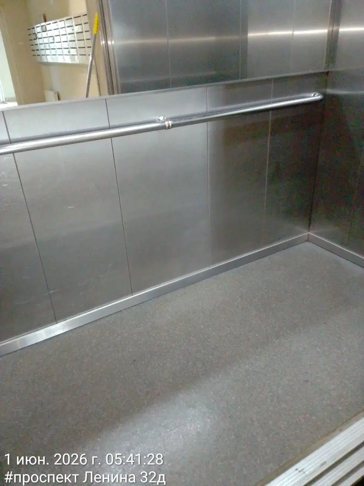 Выполняется ежедневная уборка в подъезде комплекса Акварели корпус Д подъезд 5