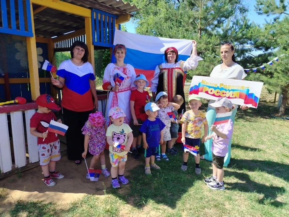 В рамках празднования Дня России сотрудники библиотеки и Дома культуры села Успенка провели для восп