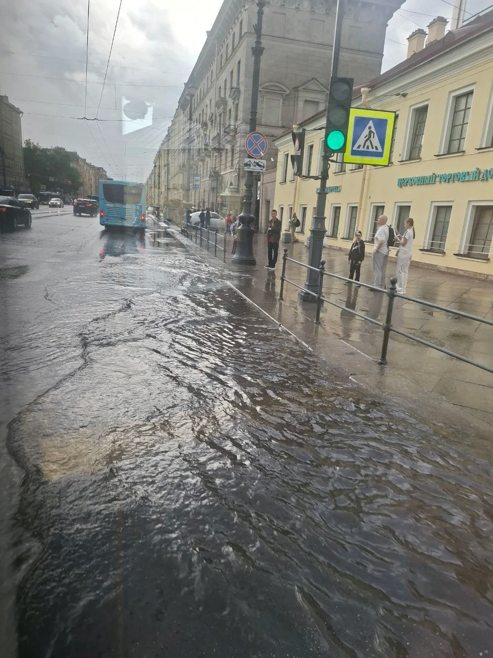 Площадь Александра Невского затопило после сильного ливня

Всего за 20 минут в центре города выпало 