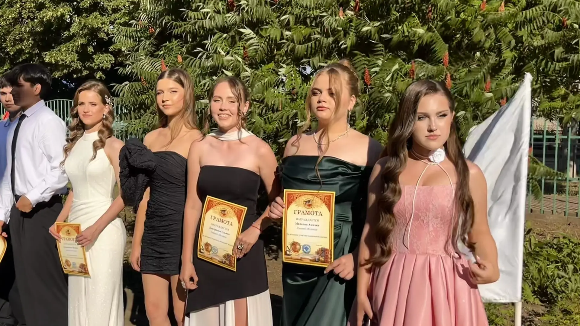 📸Вечер прощания со школой позади, а память о нём останется с нами навсегда! 
Мы собрали для вас луч