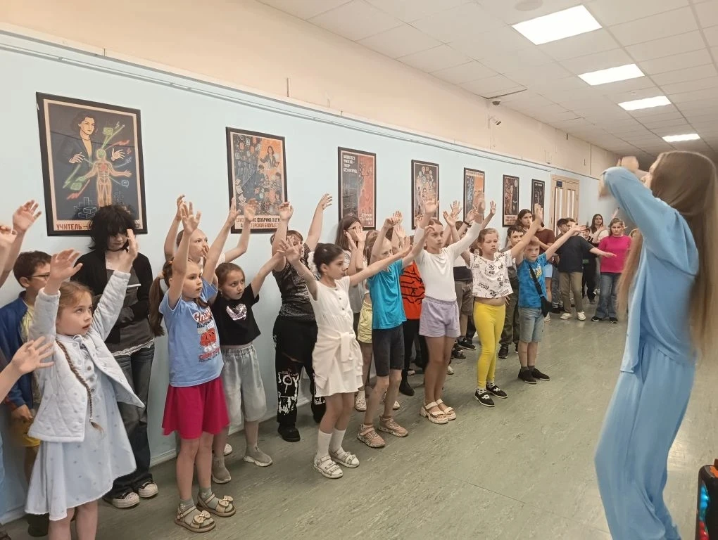 Новый день в нашем пришкольном лагере "Чайка" уже по сложившейся традиции утро началось с энергичной