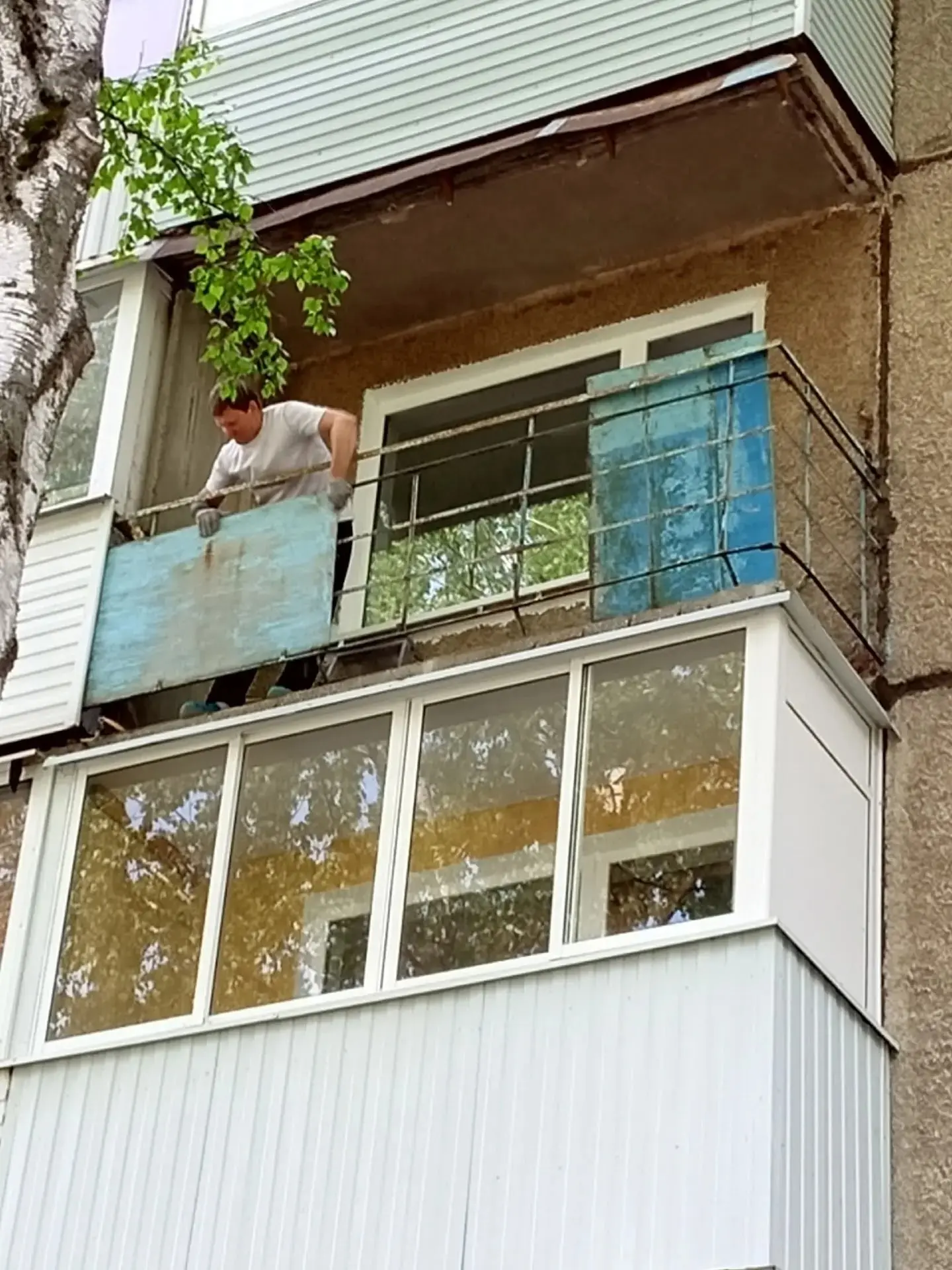 Беляева 49

- Тёплое панорамное остекление 
- Частичная отделка панелями ПВХ 
- Настил полов ОСБ 
- 