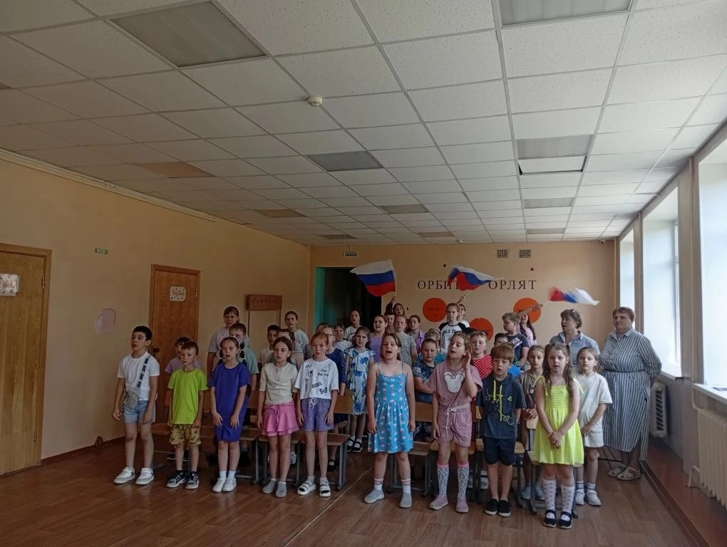 Сегодня в летнем пришкольном лагере состоялся яркий и запоминающийся концерт, посвящённый Дню России