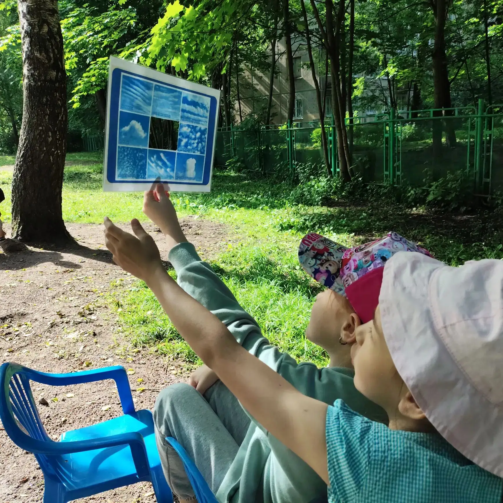 Сегодня наши юные исследователи с большим интересом наблюдали за облаками. Ребята смогли найти ответ