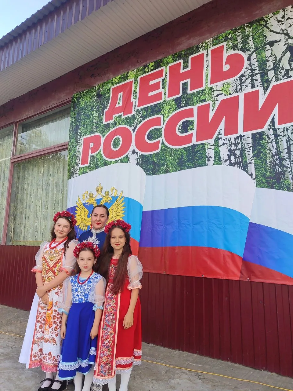 Сегодня у кинозала "Победа" в Духовницком прошли праздничные мероприятия, посвящённые Дню России 🇷�