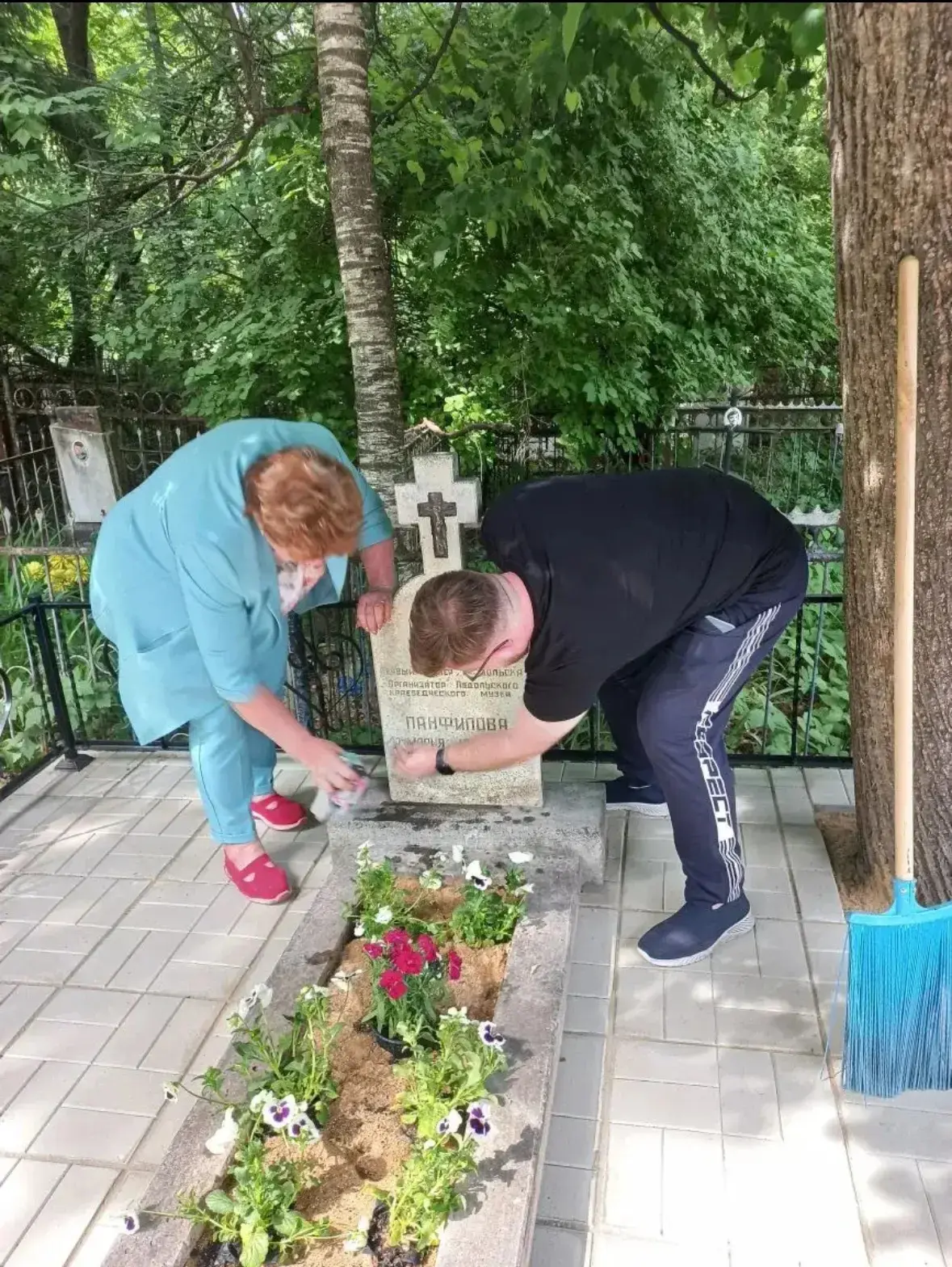 Подольские коммунисты и комсомольцы во главе с депутатом Мособлдумы Никитас Т.Е. организовали уборку