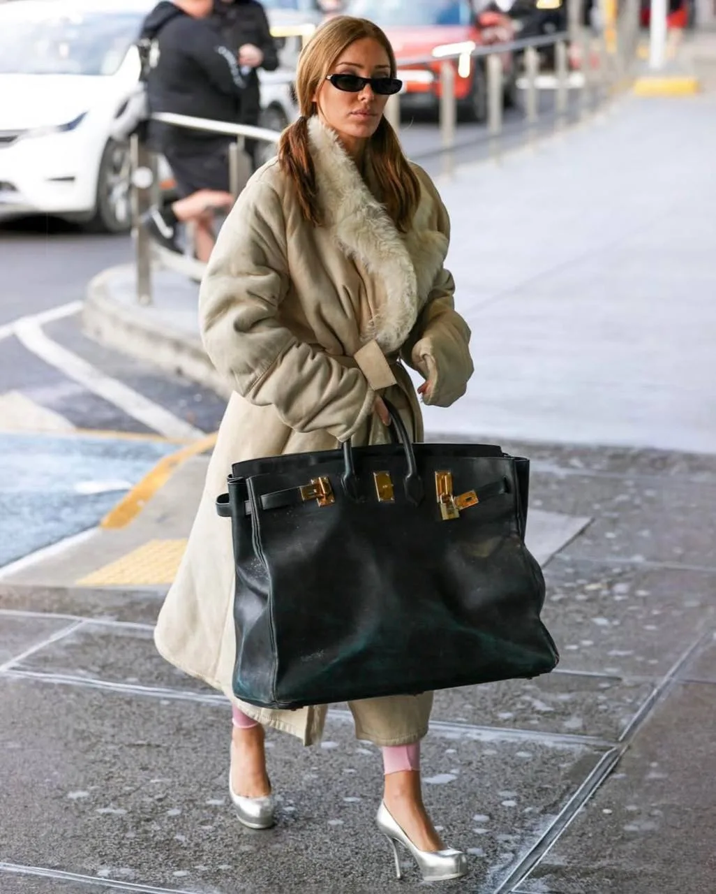 Доброе утро! Бьянка Цензори была замечена с гигантской сумкой Birkin. Туда можно спрятаться целиком 