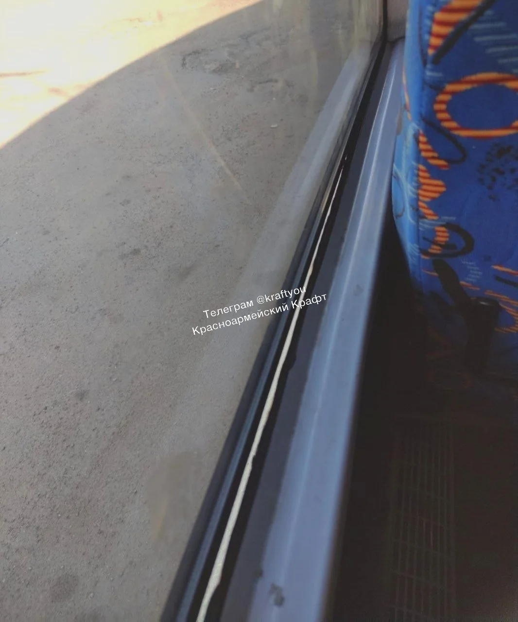 🚌 В 317 автобусе пассажирам предлагают экстремальную вентиляцию вместо окон

Пишут в бот:

Здравств