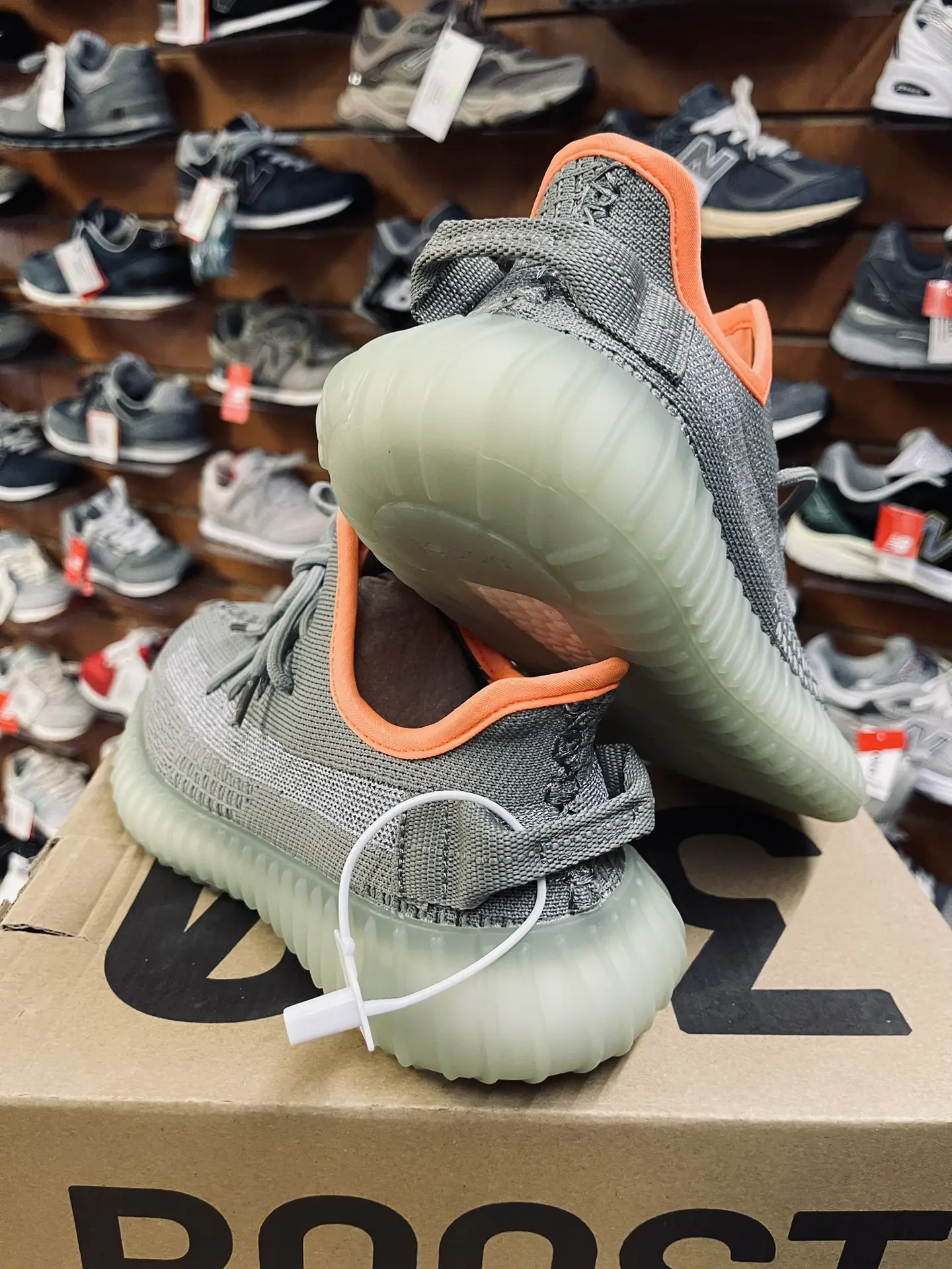 Наш канал в MAX: https://max.ru/id701800154314_biz
💥Лучшие копии кроссовок AD*DAS Yeezy boost 350.v
