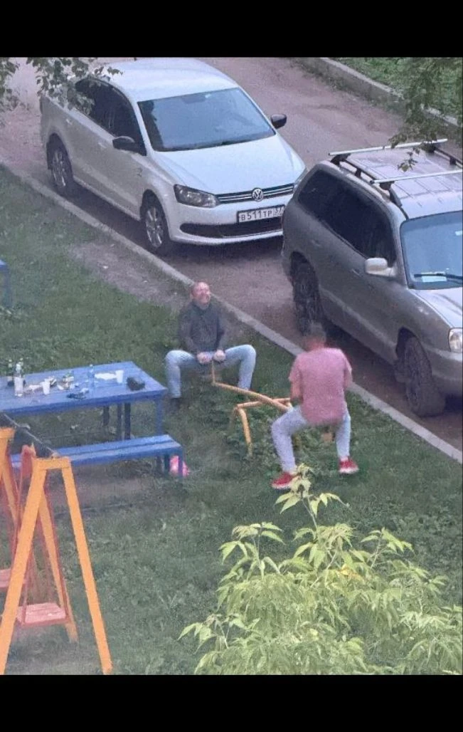 Отмечают свои каникулы видимо, на детской площадке "МУЖЧИНЫ"