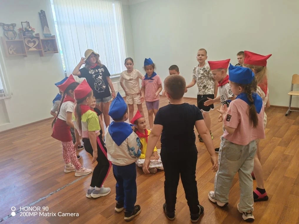 В Онуфриевском Доме культуры лето течёт, как добрая сказка: звонкие голоса ребят, задорные танцы, ме