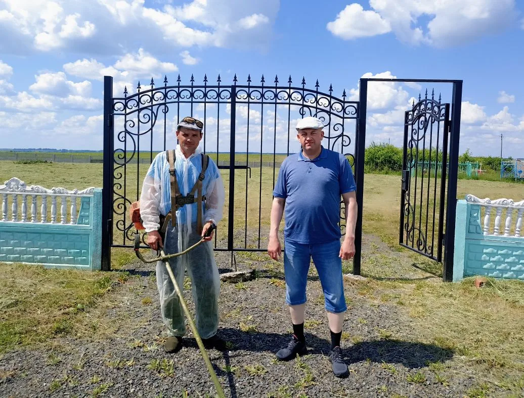 В Куськинском сельсовете Мантуровского района, хоть и жаркая погода и выходной день, но борьба с сор