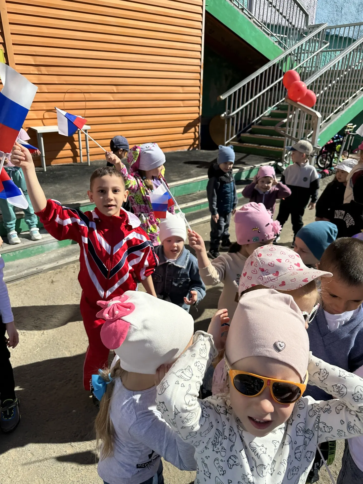 В предверии Дня России для всех групп дошкольного возраста было организовано музыкально - спортивное