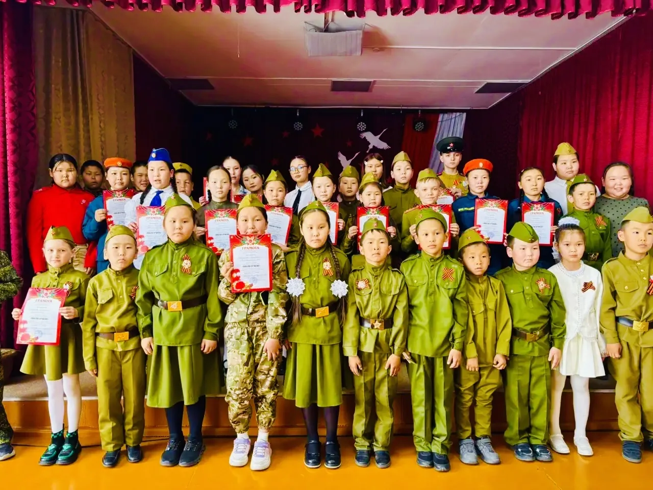🇷🇺14 мая прошёл муниципальный конкурс чтецов «Люблю Отчизну», посвящённый 81-летию Победы в Велико