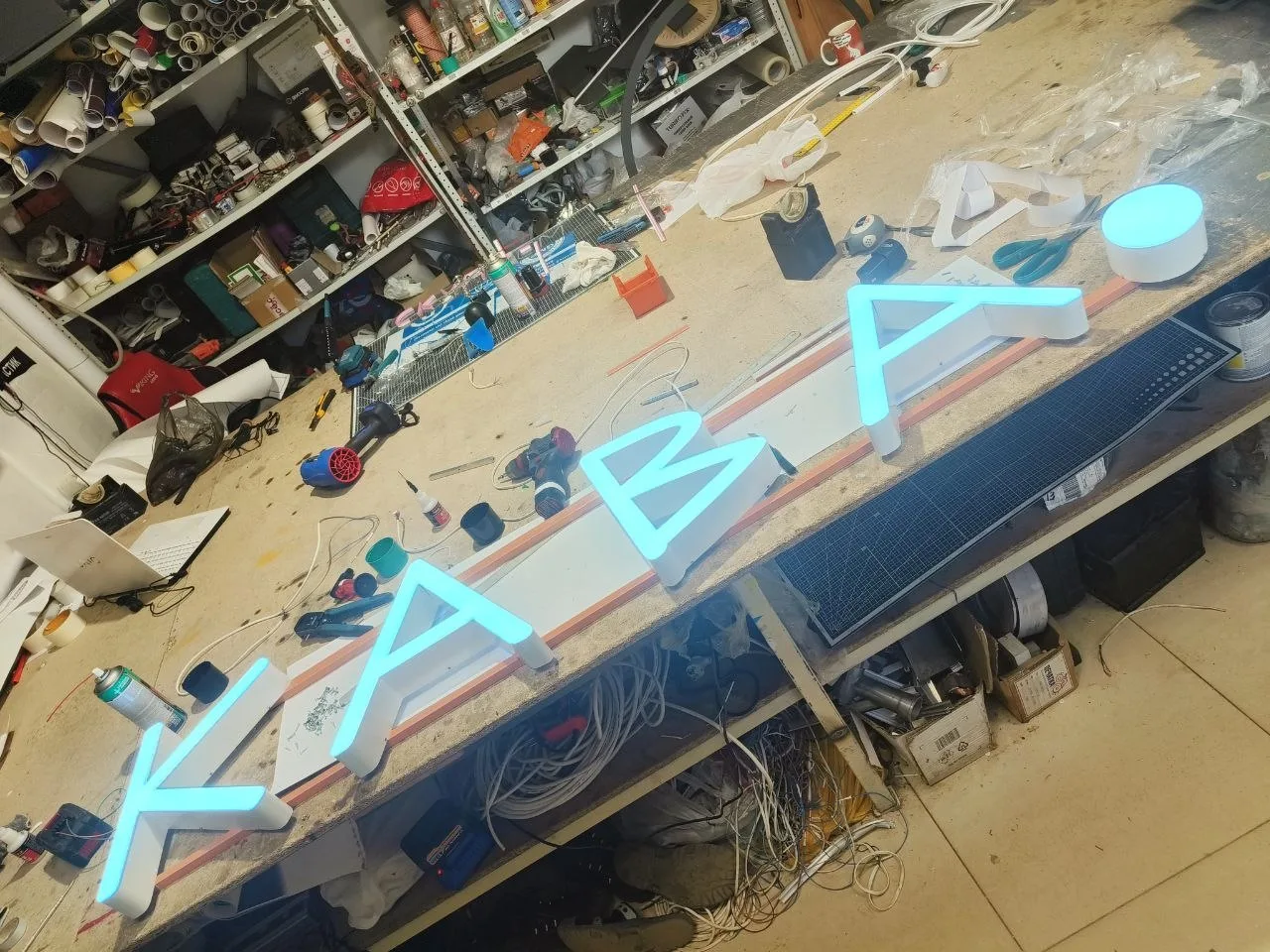 🔧 Процесс создания вывески

За каждой вывеской стоит не только идея, но и большая работа:

— подгот