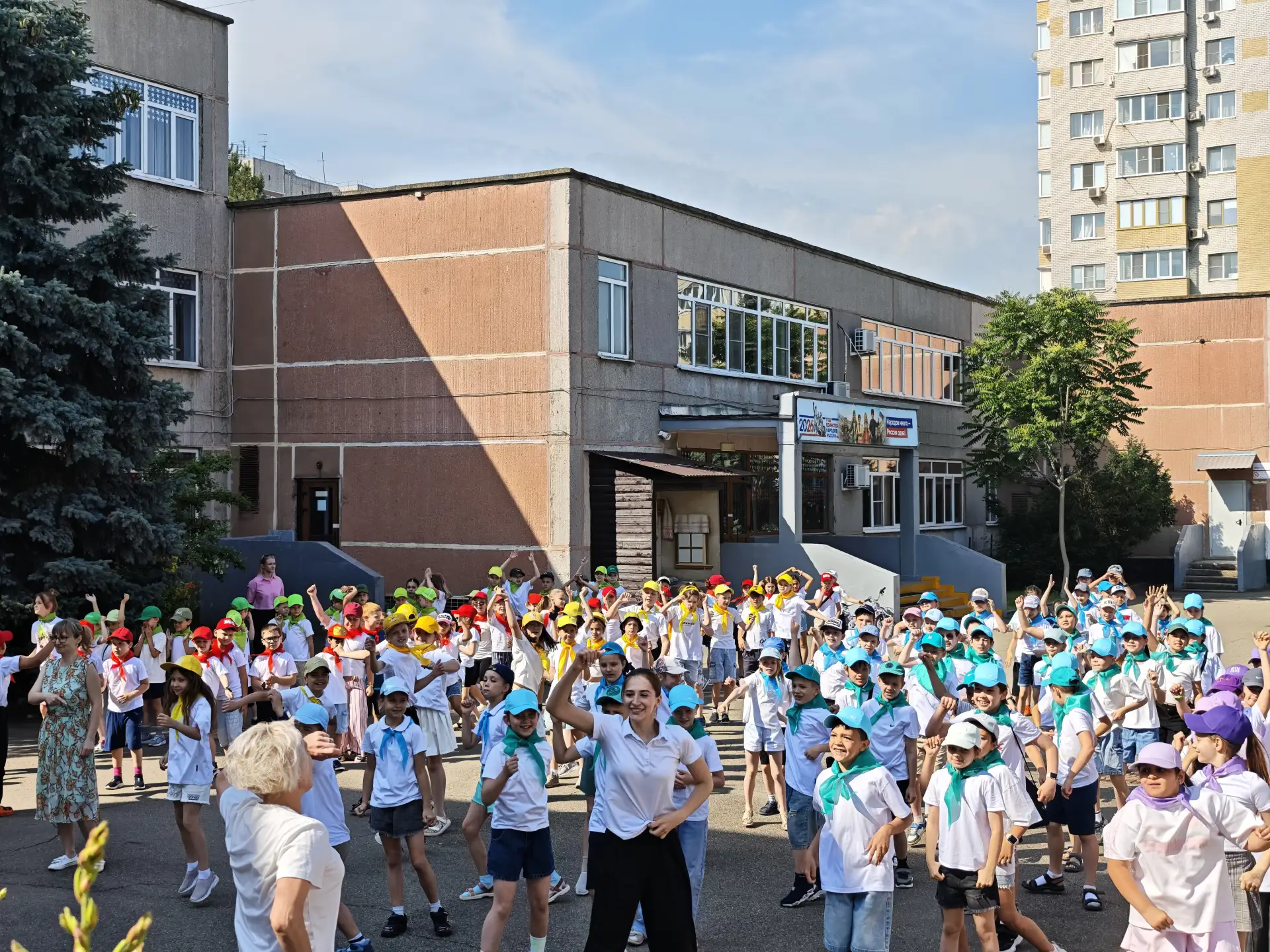 НА ЗАРЯДКУ СТАНОВИСЬ! 🏃‍♂️🎶

По традиции каждый день начинается с исполнения гимнов Российской Фед