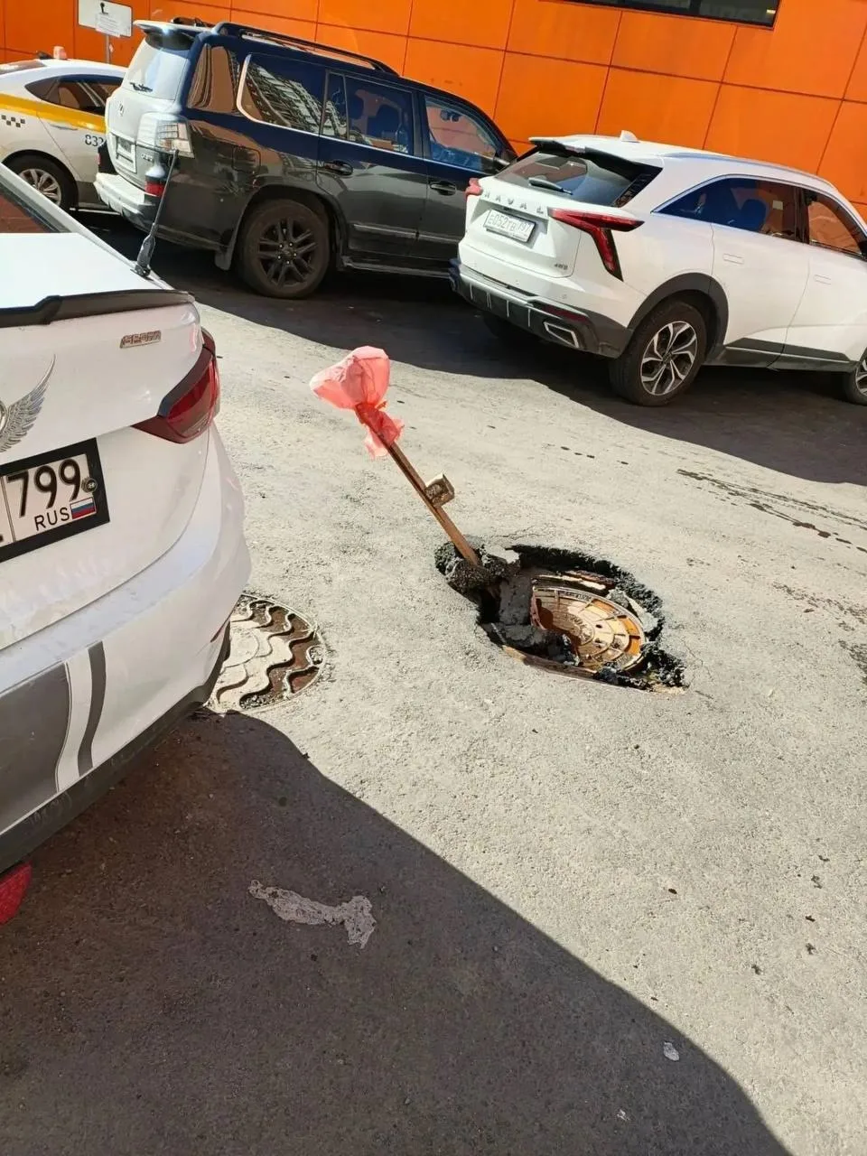 От читателя🔽


Пгт Голубое. Положили новый асфальт. Сразу было понятно, что люк надо ремонтировать.
