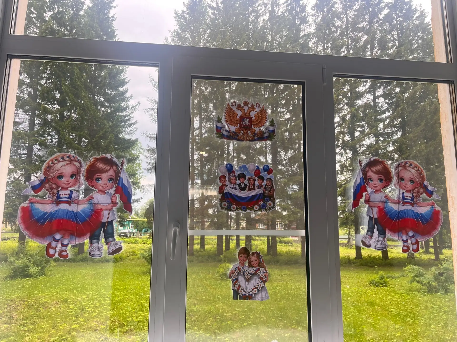 🪟В нашем лагере прошла акция «Окна России».

Ребята с радостью украсили окна школы флагами, берёзка