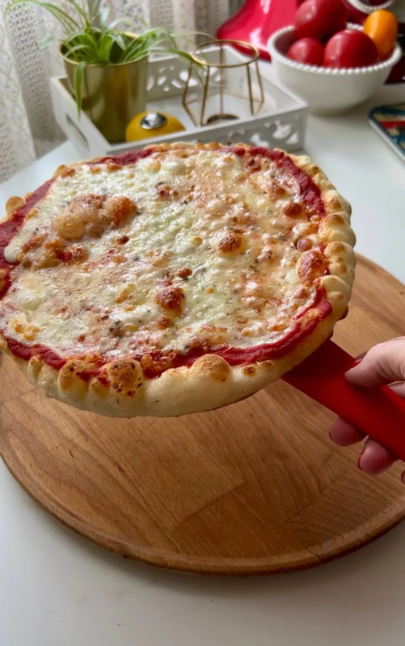 Пицца 🍕 на закваске Бига 

Ингредиенты 

Бига  - 100 г
Вода - 140 мл
Мука - 160-170  г
Соль - 1/4 ч