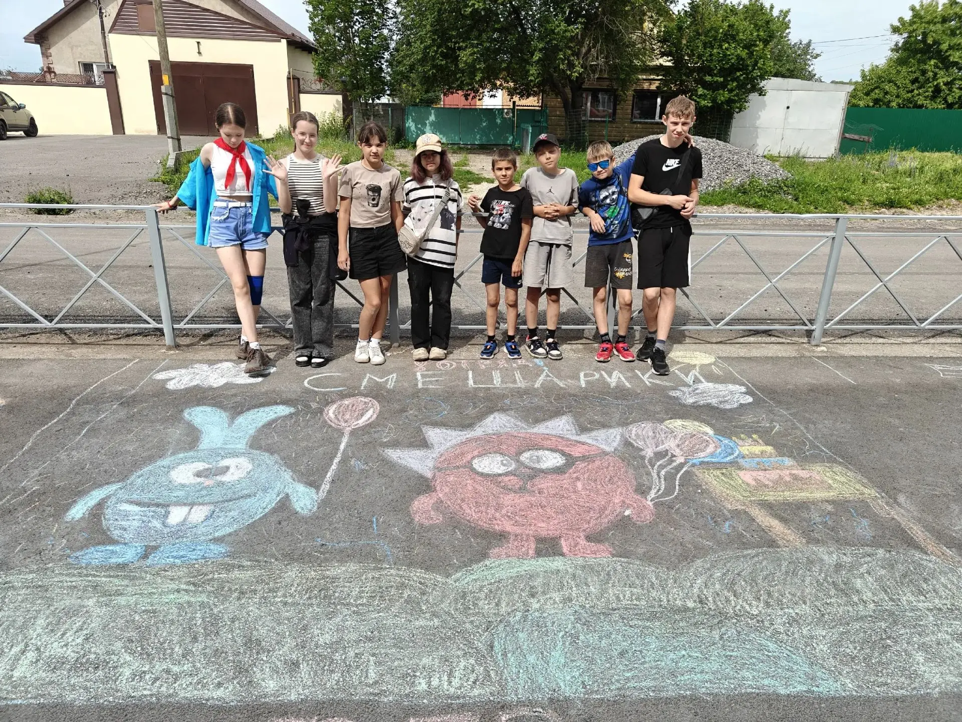 #ЛагерьСолнышко
#16ДеньЛагернойСмены
🌞🌞16-й день смены. Разноцветное волшебство на асфальте! 🎨
🌞