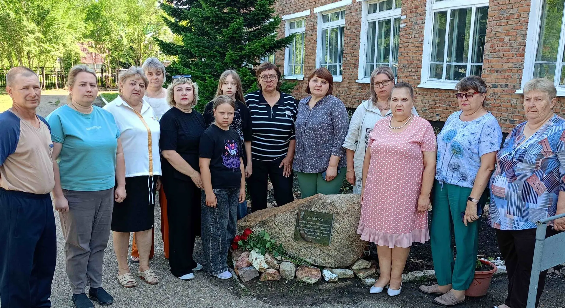 Вечная Слава павшим
 
В преддверии главного государственного праздника страны - Дня России в Локтевс