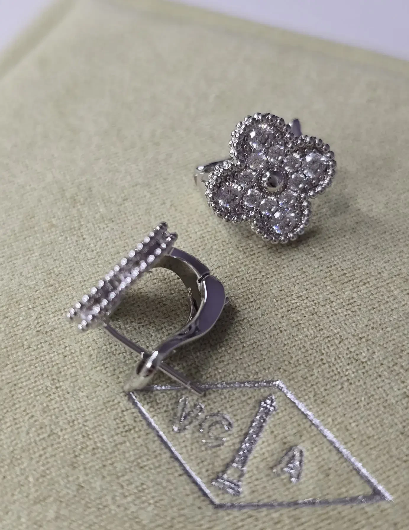 Серьги Van Cleef Arpels, муассаниты 

Цена 8 900 рублей 

Премиум качество
Гравировки бренда
Вставки