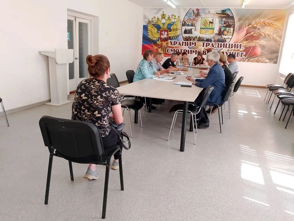 Сегодня, 11 июня, состоялось очередное заседание комиссии по делам несовершеннолетних и защите их пр