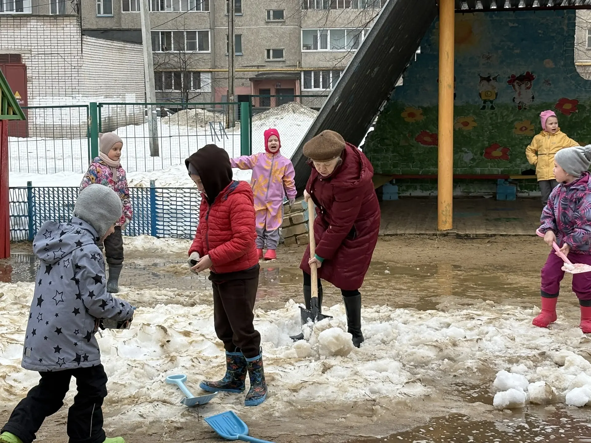 🌿 Весна — время порядка! Наш субботник в деле 🧹❄️
Сегодня в детском саду прошёл весенний субботник