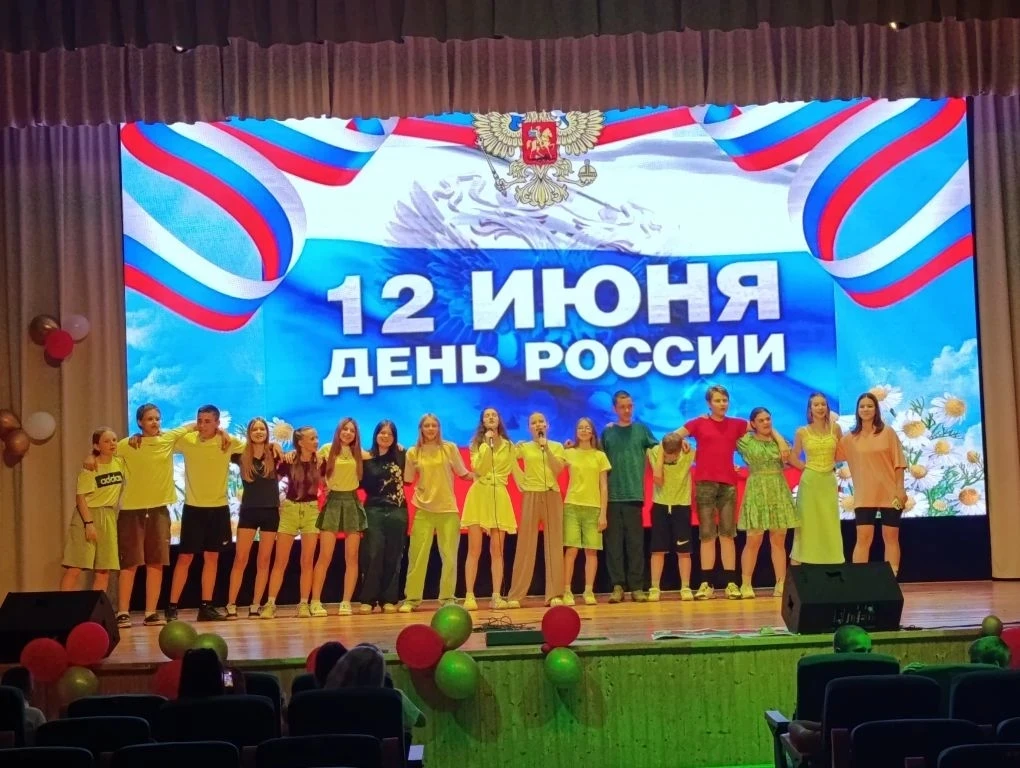 👫В рамках акции Движения Первых в пришкольном лагере "Улыбка" состоялся большой праздничный концерт