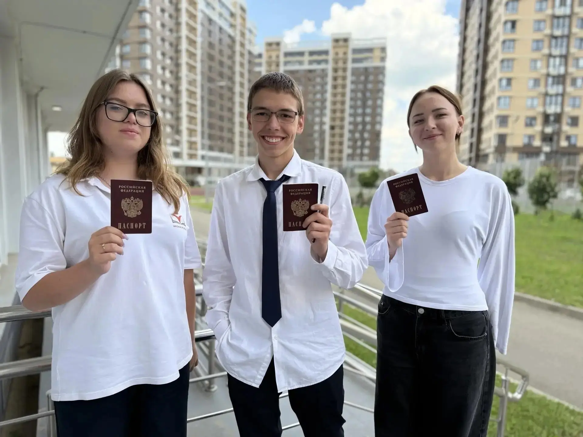 Ну всё… Мы это сделали. Сегодня сдали ОГЭ по русскому — и до сих пор отходим всей группой. 

Честно?