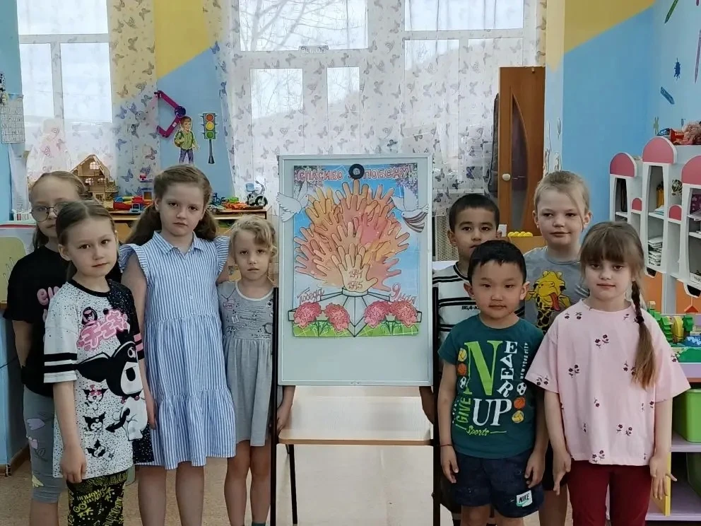 «Огонь Победы в каждой ладошке» 🔥

В подготовительной группе сегодня рождалась особая работа. Мы де