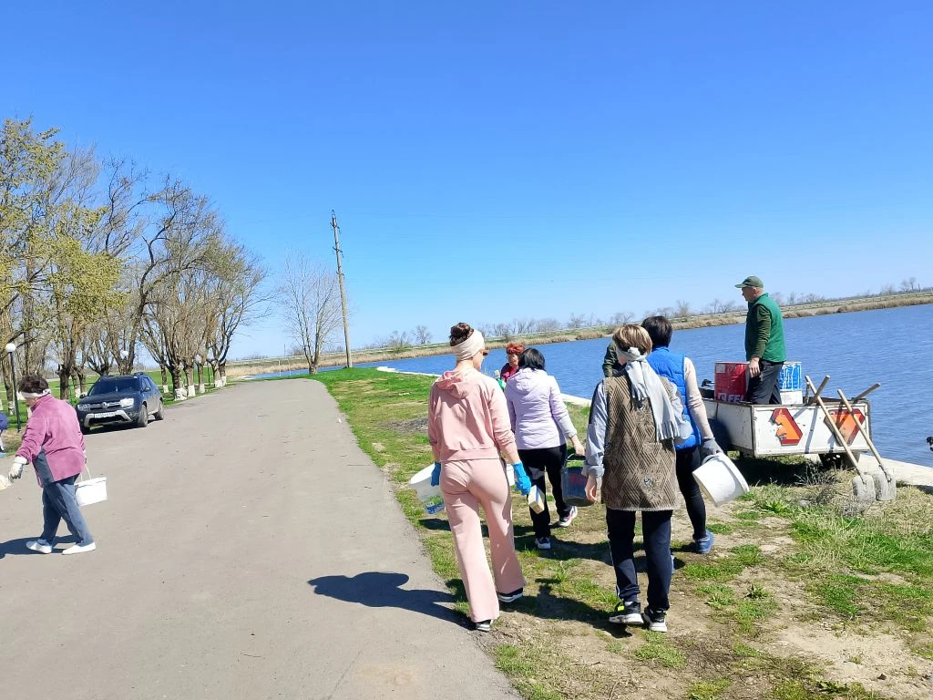 В преддверии праздника коллектив спортивного комплекса вышел на субботник в парковую зону пос. Рассв