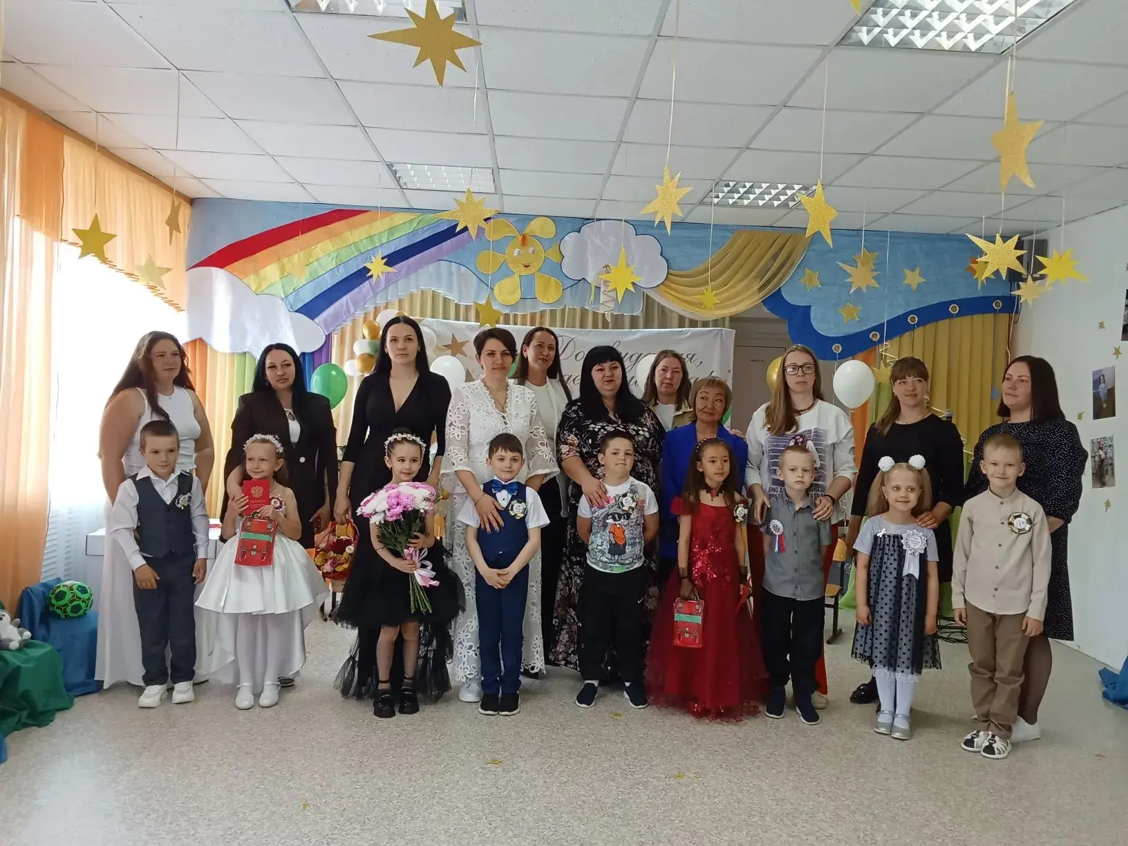 Вот и отзвенели последние стихи и песни... 🎶

В подготовительной группе «Семицветики» прошёл выпуск