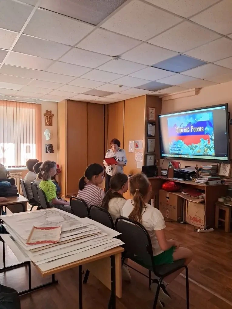 ❤️🇷🇺Для ребят летней площадки провели познавательно-игровую программу, посвящённую Дню России.

Де