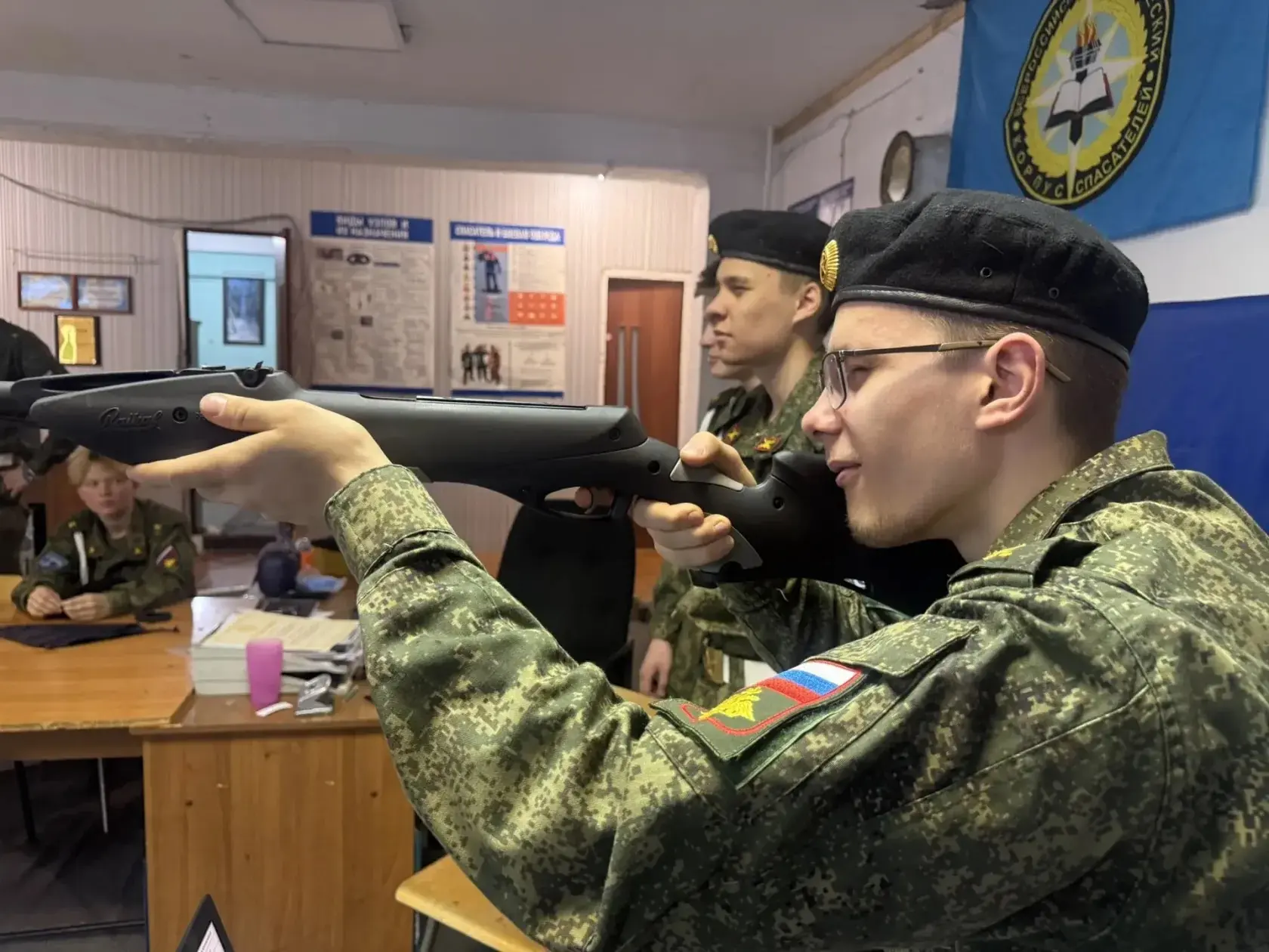 "Вымпел" целится уверенно!

Военно-патриотический клуб "Вымпел" Южно-Якутского технологического колл