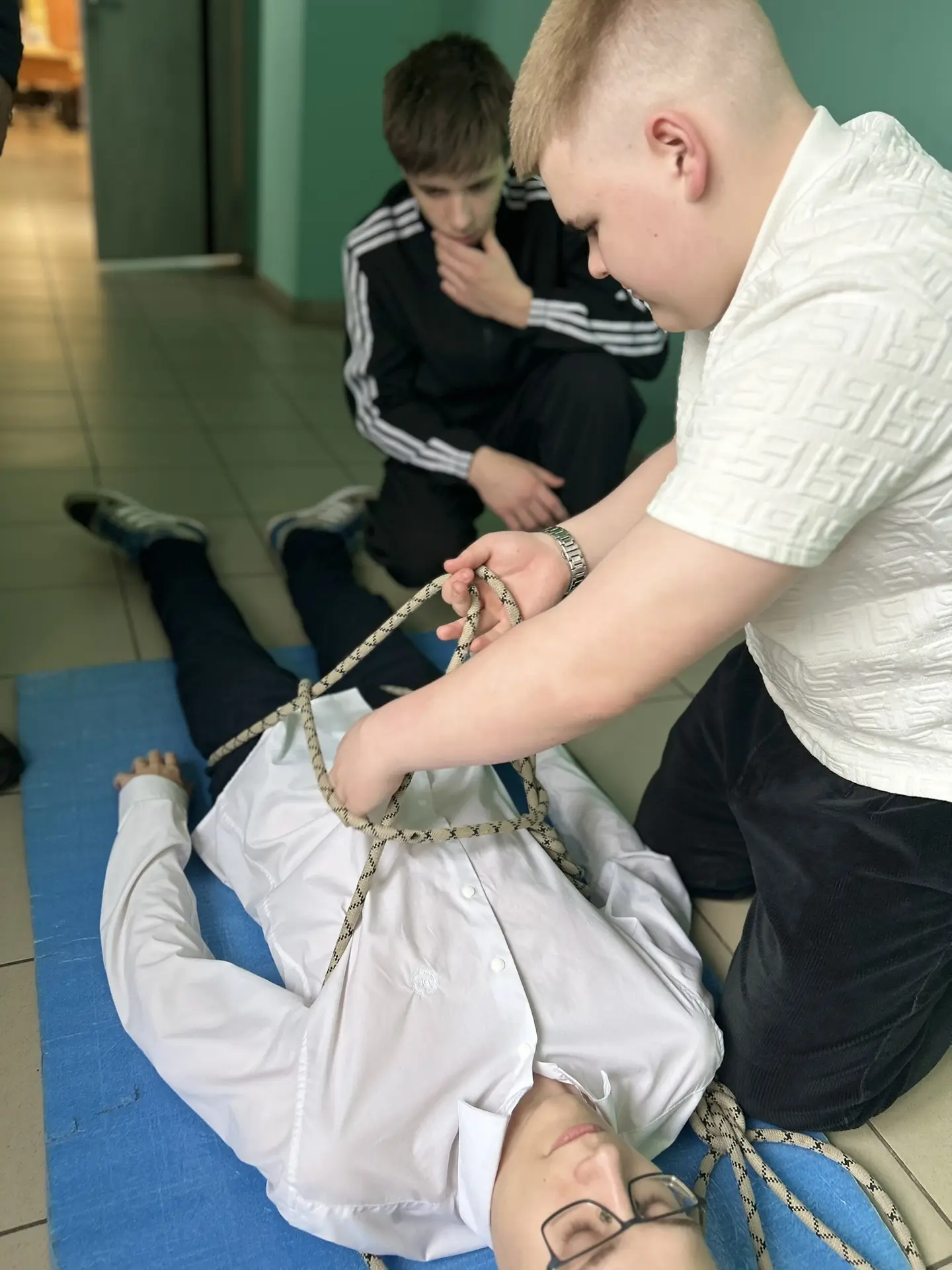 Команда готовится к «Зарнице 2.0»! 💪
Отрабатываем главное:
* Тактическая медицина: остановка кровот