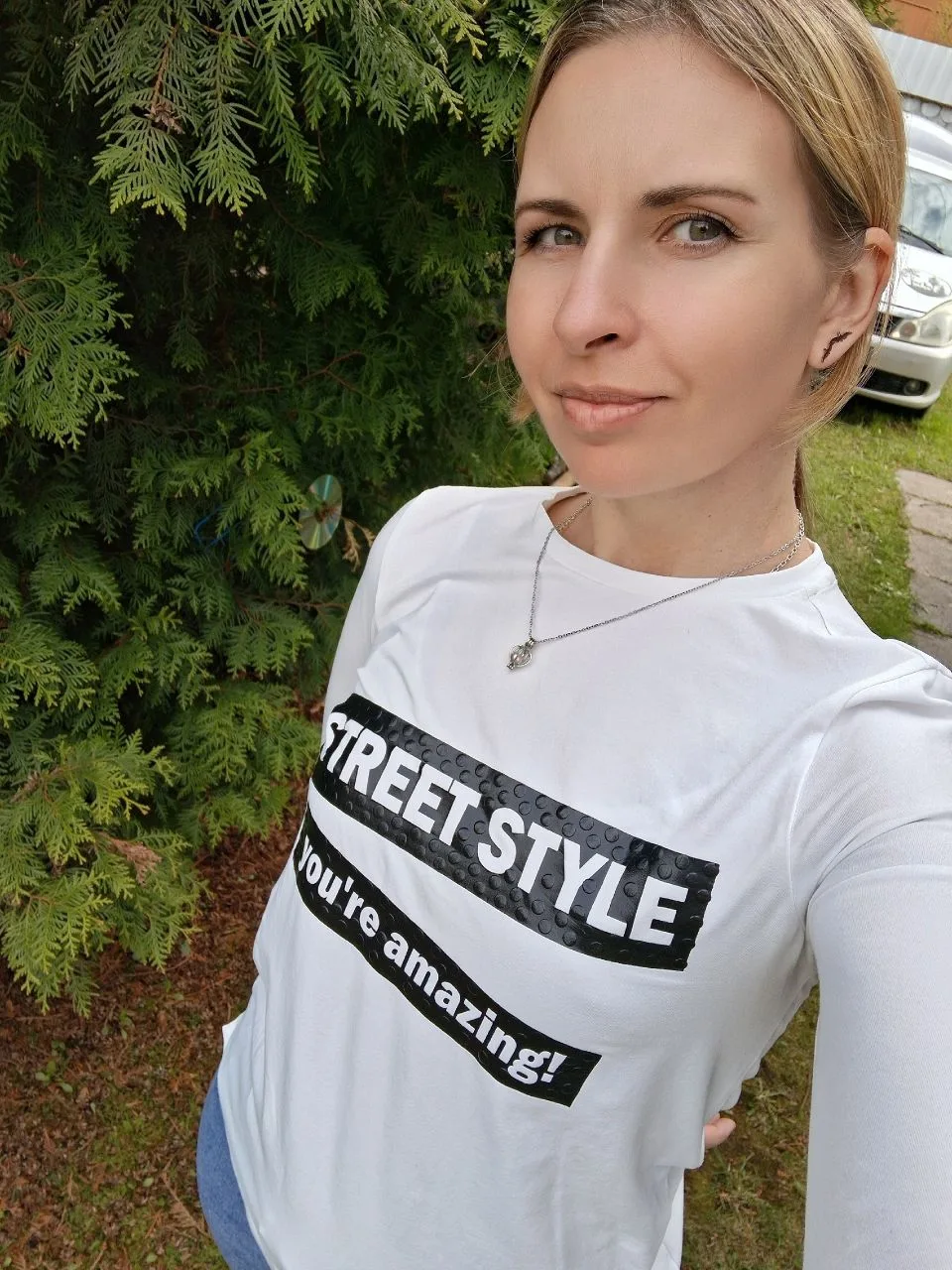 Мне так нравится в любви твоей нуждаться,
Доверять твоим глазам, словам.
В параллельном мире раствор
