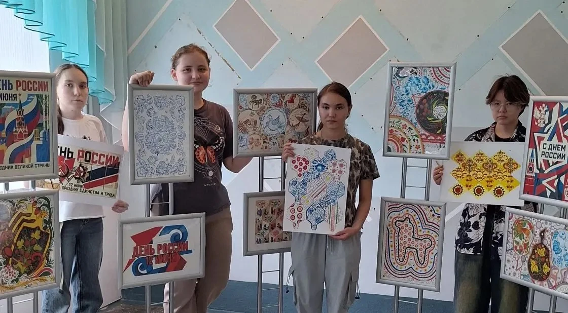 «Рисуй, Россия!»: студенты Беловского педагогического колледжа представили выставку к Дню России!

В