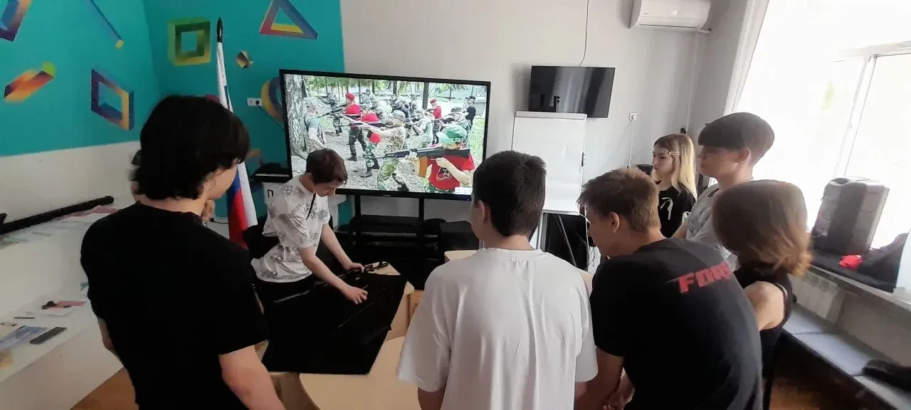 📢Вести с лагеря

Сегодня ребята из ЛТО  провели генеральную уборку школьного музея, подмели🧹 пришк