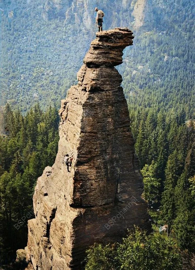 Подъём альпинистов на скалу в швейцарских Альпах, 1920 год.
