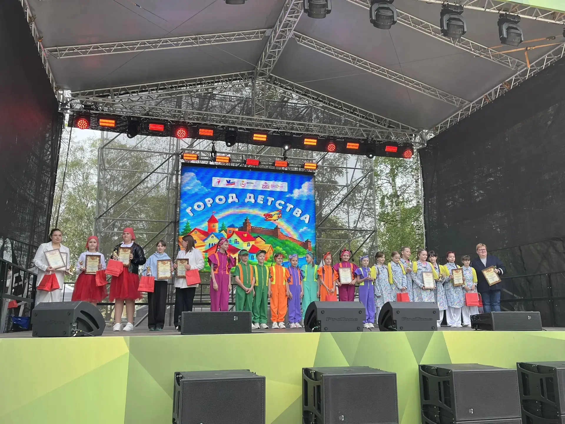 🎉Праздник "Город детства" состоялся в День защиты детей в Парке имени 1 мая. 
 
🗣С поздравлением в