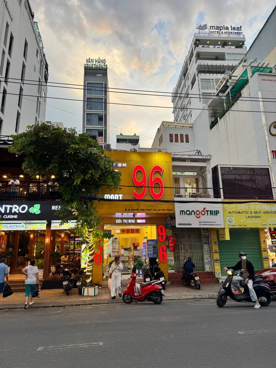 🇻🇳 Во Вьетнаме цифры — это почти отдельный язык

Гуляешь по Нячангу — и будто попадаешь в математи