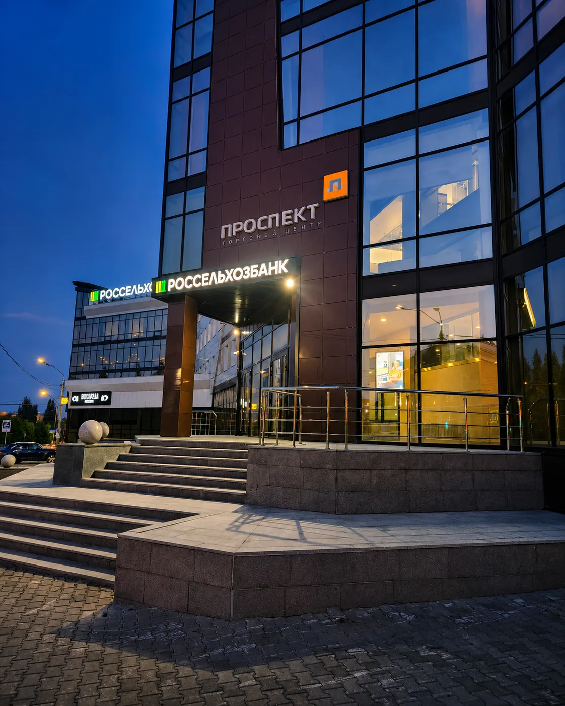 💡 ОСВЕЩЕНИЕ, КОТОРОЕ ВСТРЕЧАЕТ ПОСЕТИТЕЛЕЙ

Для входной группы ТОЦ «Проспект» (г. Барнаул) специали