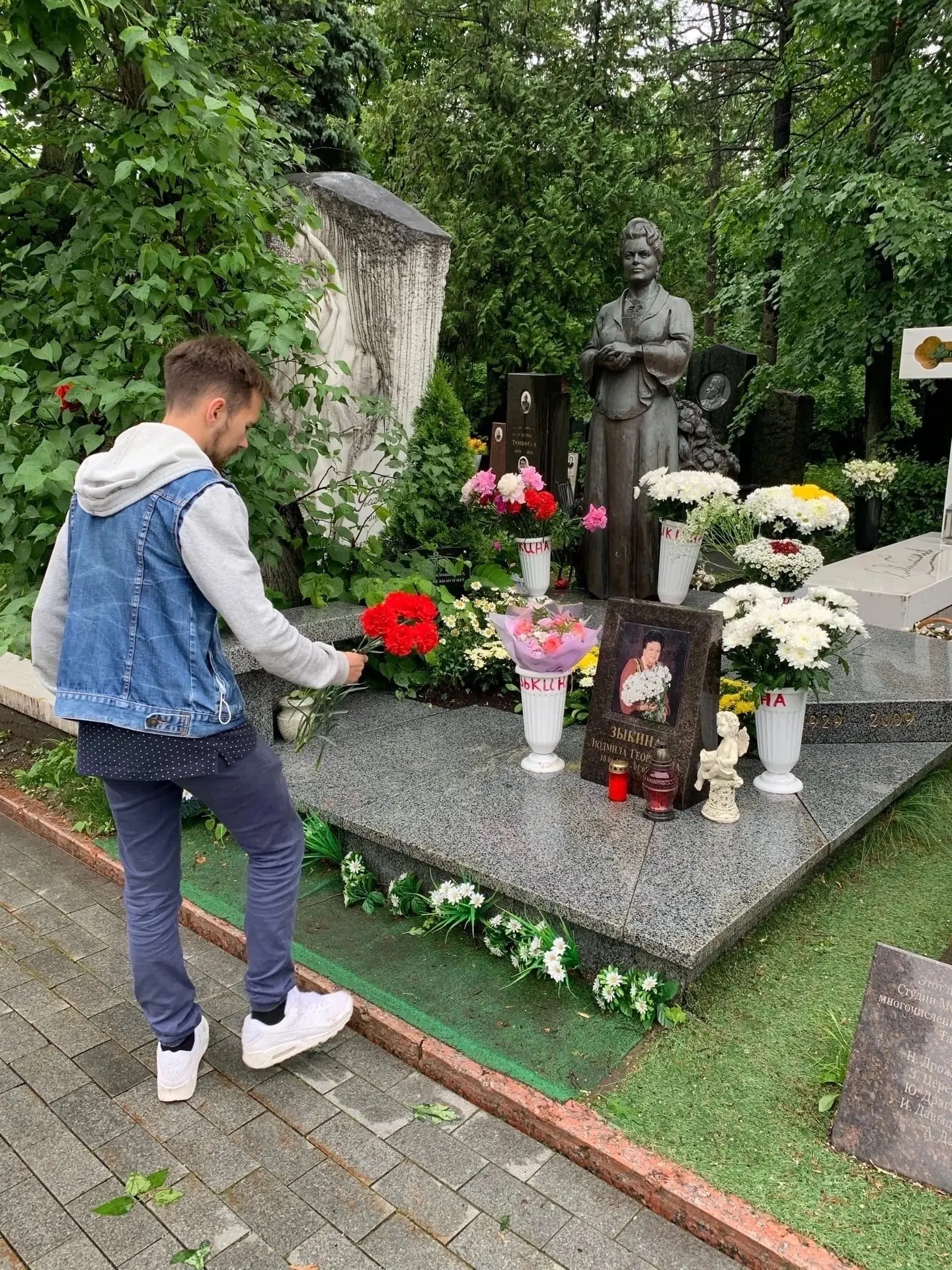 10 июня исполнилось 97 лет со дня рождения народной артистки СССР Людмилы Зыкиной. 
Яркий пример, ко