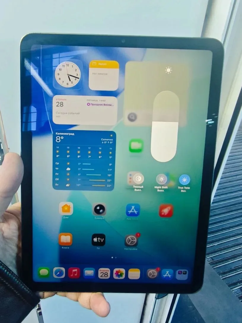 В продаже айпад air 5-го поколения (2022 года выпуска).
Обновляется до последней ipadOS.
Процессор М