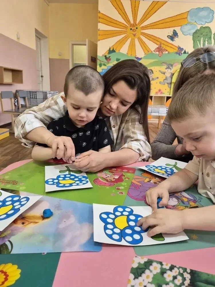 В младшей группе прошло занятие по лепке. Ребята сделали красивые голубые цветочки! 😍
Ребята старат