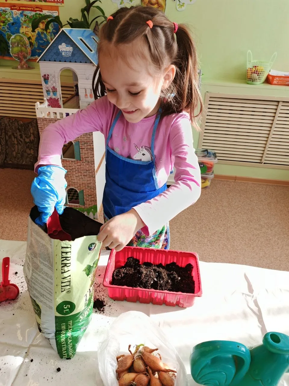 💥В детском саду воспитатели с детьми посадили огород на окошке. 🌱В каждой группе получился свой не